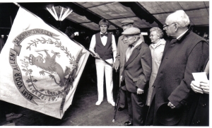 F10 Linde, Volksfeest 1988, het vaandel wordt getoond